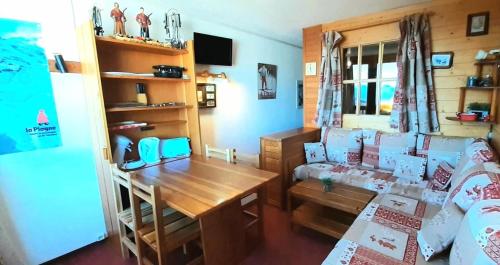 - une chambre avec un bureau, un lit et une table dans l'établissement Résidence Chamois - Galerie CHAMOIS M131 MAE-1411, à La Plagne Tarentaise