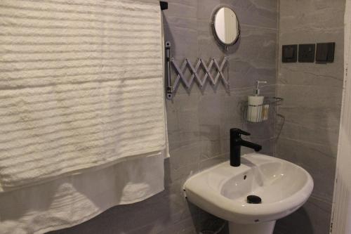 Et badeværelse på استوديو أنيق مطل على البوليفارد 205