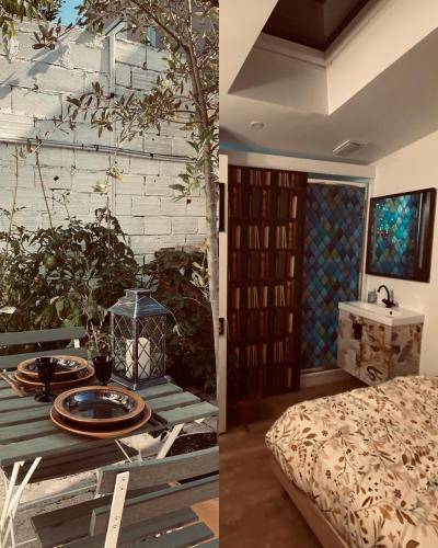 Cette chambre comprend un lit et une table. dans l'établissement Le repaire magique proche paris et Disney, à Fontenay-sous-Bois