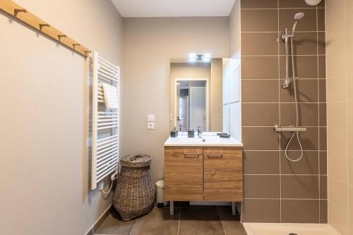 une salle de bain avec un lavabo, des toilettes et un miroir dans l'établissement Résidence Lodges 1970 - Résidence LES LODGES 1970 N°B503 MAE-1531, à La Plagne Tarentaise