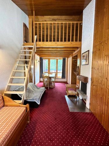 un salon avec un escalier dans une maison dans l'établissement Résidence Soldanelles - Résidence SOLDANELLES N°23 MAE-1641, à La Plagne Tarentaise