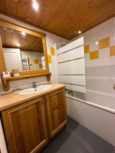 une salle de bain avec un lavabo, un miroir et une baignoire dans l'établissement Résidence Soldanelles - Résidence SOLDANELLES N°23 MAE-1641, à La Plagne Tarentaise