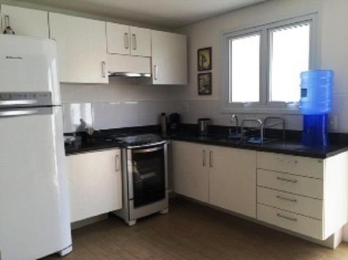 Η κουζίνα ή μικρή κουζίνα στο Venha Curtir suas Ferias no Condominio Pacífic