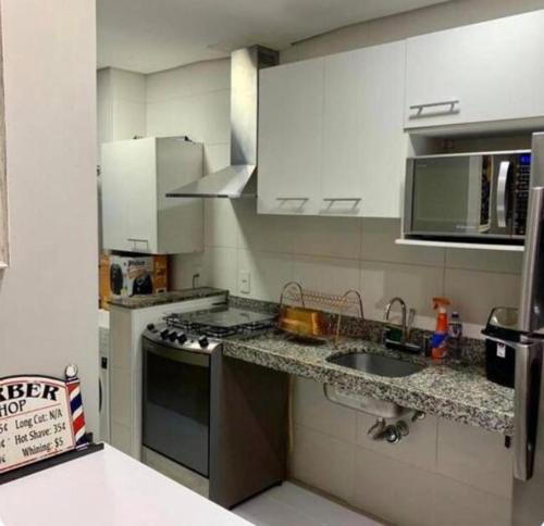 Kuchyň nebo kuchyňský kout v ubytování Verão Inesquecível no Condomínio Rossi