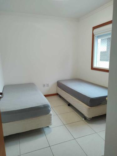 Ένα ή περισσότερα κρεβάτια σε δωμάτιο στο Localização Privilegiada na Flávio Boianovski