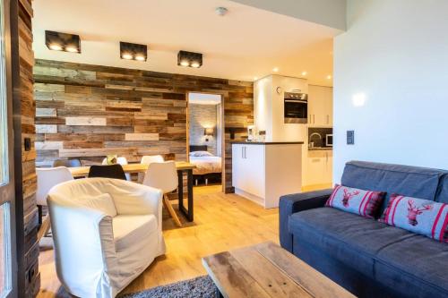 un salon avec un canapé et une salle à manger dans l'établissement Résidence Portail G - PORTAIL 32-33 MAE-1401, à Valmorel