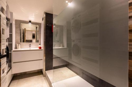 une salle de bain avec deux lavabos et une douche dans l'établissement Résidence Portail G - PORTAIL 32-33 MAE-1401, à Valmorel