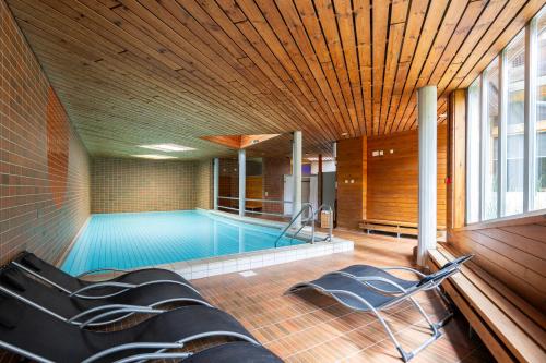 Bazén v ubytování Hotel Kreuz Lenk nebo v jeho okolí