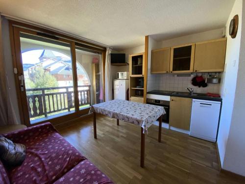 - une cuisine avec un canapé et une table dans une chambre dans l'établissement Résidence Soleil - Appartement T2 skis aux pieds avec vue sur les montagnes et place de parking privée couverte MAE-5401, à Vénosc