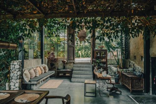a living room with plants on the walls at Cabañas en la montaña Viga Vieja in San Peregrino