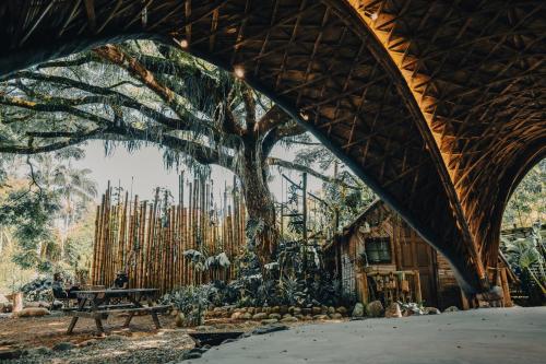 a building with a painting of a tree at Cabañas en la montaña Viga Vieja in San Peregrino