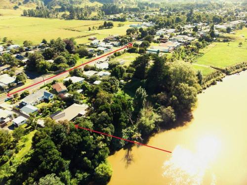 ワンガヌイにあるYour stay starts with dinner in our homeの川の横の町の空中