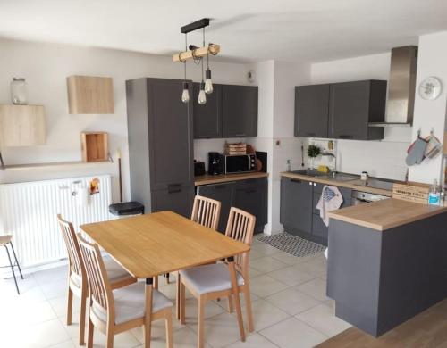 - une cuisine avec une table et des chaises en bois dans l'établissement Proche Cité du vin - idéal famille - Parking privé, à Bordeaux