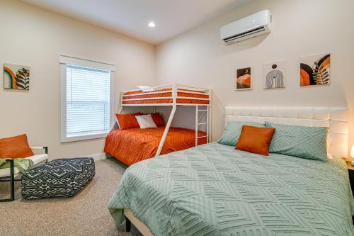 Ένα ή περισσότερα κρεβάτια σε δωμάτιο στο Cozy Campbellsville Home Near CU and Downtown!