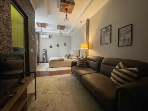 un soggiorno con divano e letto di Barbaras room a Shkodër