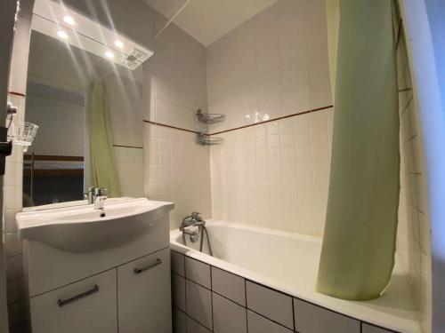 une salle de bain avec un lavabo et une baignoire et un lavabo dans l'établissement Résidence Plein Sud 2 - Studio rénové au cœur de la station et aux pieds des pistes MAE-5251, à Vénosc
