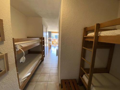 Cette chambre dispose d'un couloir avec des lits superposés. dans l'établissement Résidence Plein Sud 2 - Studio rénové au cœur de la station et aux pieds des pistes MAE-5251, à Vénosc
