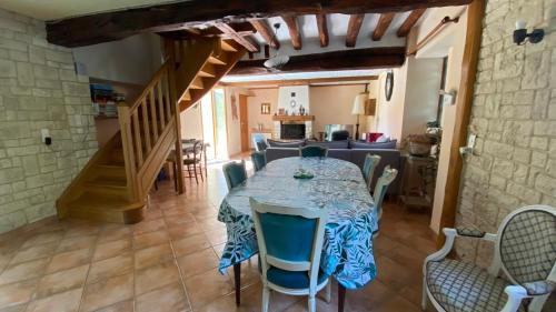 une salle à manger avec une table et des chaises dans l'établissement La nébuleuse, à Notre-Dame-de-lʼIsle