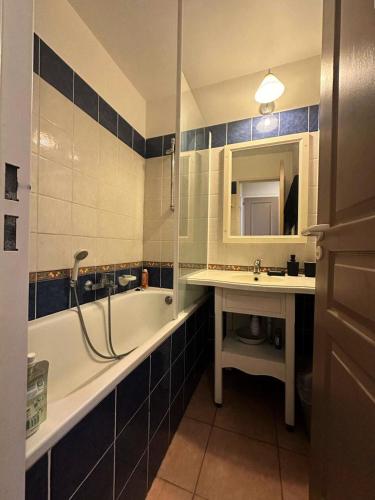 une salle de bain avec une baignoire et un lavabo dans l'établissement Résidence Rivages - Appartement T2 dans le domaine de la Coudoulière a deux pas de la mer MAE-0721, à Six-Fours-les-Plages