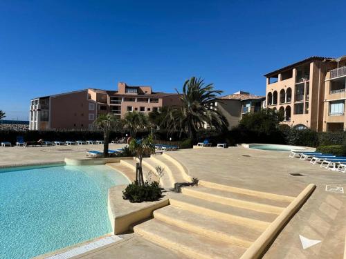 - une piscine avec des escaliers à côté d'un bâtiment dans l'établissement Résidence Rivages - Appartement T2 dans le domaine de la Coudoulière a deux pas de la mer MAE-0721, à Six-Fours-les-Plages