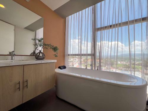 Ένα μπάνιο στο Luxury Condo Scenic Views of Festival del Globo