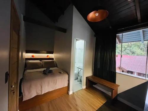 Ένα ή περισσότερα κρεβάτια σε δωμάτιο στο Loft 203 em frente à Vila Germânica Oktoberfest- Villa Haus