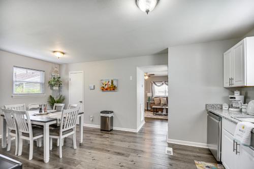 Una cocina o zona de cocina en 1 Mi to Beach Home with Patio and Grill in Hampton!