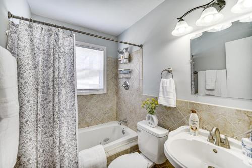 Un baño con bañera, inodoro y lavabo. en 1 Mi to Beach Home with Patio and Grill in Hampton!, en Hampton