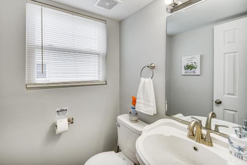 Un baño de 1 Mi to Beach Home with Patio and Grill in Hampton!