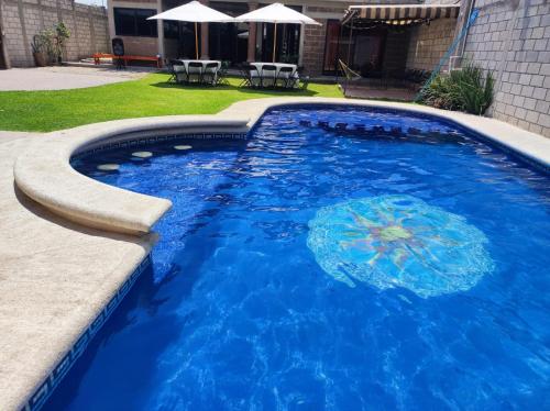 a large blue swimming pool with a poolvisor at Casa Fin Cuautla in Cuautla Morelos