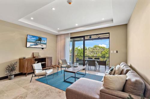 un salon avec un canapé et une table dans l'établissement Spacious Luxury 4 Bed Condo in Ocotal, à Ocotal