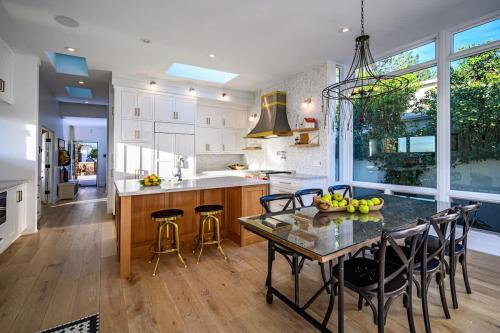 Η κουζίνα ή μικρή κουζίνα στο 4BR Luxury Del Mar Beach House with Ocean Views