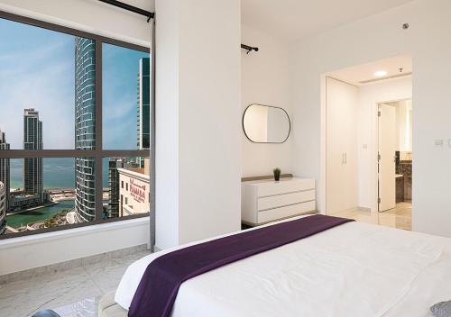 迪拜Luxury Beachfront 2Bd Apt, Shams, JBR的一间带床和大窗户的卧室