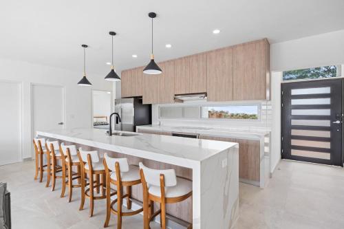 Kuchyň nebo kuchyňský kout v ubytování Modern Villa 5 BD 4 BA Large Pool