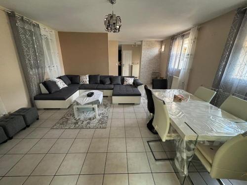 un salon avec un canapé et une table dans l'établissement A city house in Rouen, à Sotteville-lès-Rouen