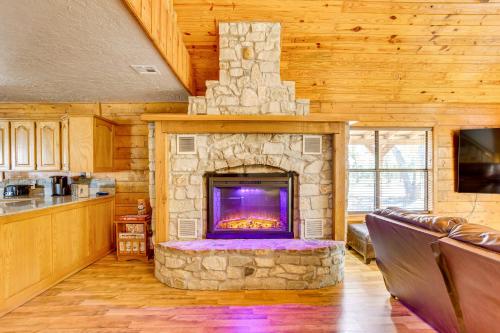 Μια τηλεόραση ή/και κέντρο ψυχαγωγίας στο Rock Creek Lodge 1 Mi to Lake of the Arbuckles!