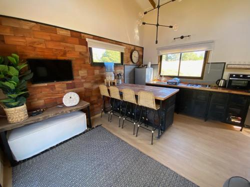 Una cocina con una mesa y sillas en una habitación. en Colico Lodge - tinaja -terraza, en Catrico