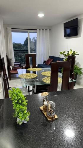 a living room with a table and a dining room at Apartamento moderno en Cali in Cali