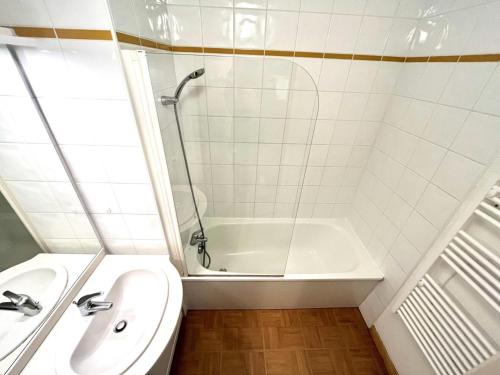 une salle de bain avec une baignoire, un lavabo et une douche dans l'établissement Les Chalets Des Evettes - Résidence avec piscine au pied des pistes MAE-0611, à Flumet