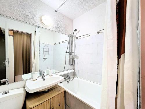 Et badeværelse på Résidence Pegase - STUDIO 4 PERSONNES MAE-0631