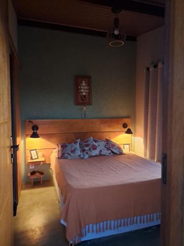 a bedroom with a large bed in a room at Aconchego do Pôr do Sol Sebollas in Inconfidência