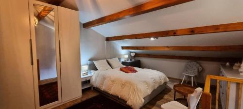 une chambre avec un lit dans une pièce avec des plafonds en bois dans l'établissement Résidence Avenir 1800 - Appartement Duplex tout confort - ski aux pieds MAE-0581, à Aime La Plagne