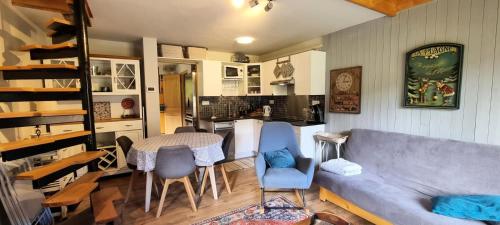 un salon avec un canapé et une table dans l'établissement Résidence Avenir 1800 - Appartement Duplex tout confort - ski aux pieds MAE-0581, à Aime La Plagne