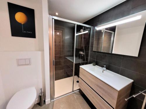 une salle de bain avec toilettes, lavabo et douche dans l'établissement Résidence Le Solaret - Appartement centre village pour 4 personnes MAE-0821, aux Gets