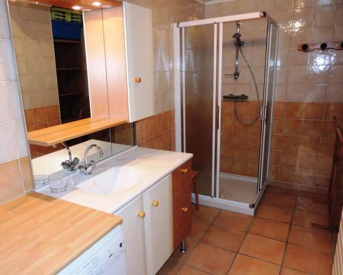 une salle de bain avec un lavabo et une douche dans l'établissement Résidence Lou Baitandys - Plein centre, skis aux pieds, vue dégagée sur pistes MAE-0851, aux Gets