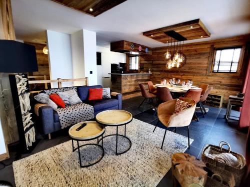 un salon avec un canapé et une table dans l'établissement Résidence Grand Theatre - Appartement duplex d'exception, belle exposition, au calme MAE-0881, aux Gets