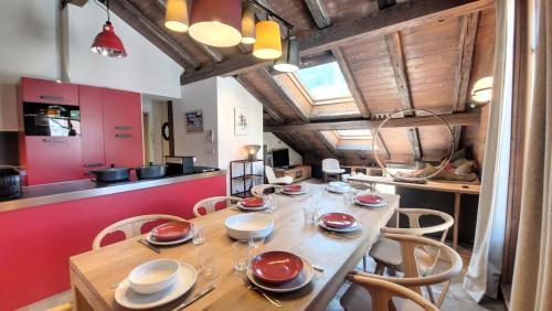 une salle à manger avec une table et des chaises en bois dans l'établissement Résidence Le Lion D'or A - Appartement confortable, sous toit, accès facile aux commerces MAE-0871, aux Gets