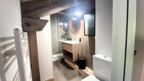 une petite salle de bain avec un lavabo et des toilettes dans l'établissement Résidence Le Lion D'or A - Appartement confortable, sous toit, accès facile aux commerces MAE-0871, aux Gets