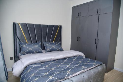 Ένα ή περισσότερα κρεβάτια σε δωμάτιο στο Modern Apartment Near Nairobi Airport with Swimming Pool