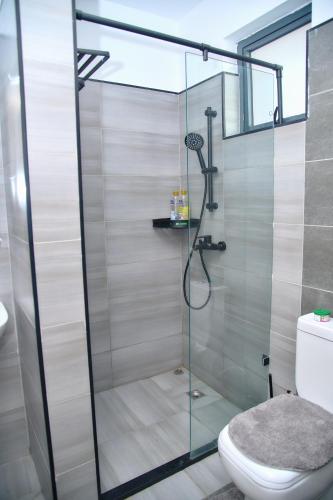 Ένα μπάνιο στο Modern Apartment Near Nairobi Airport with Swimming Pool